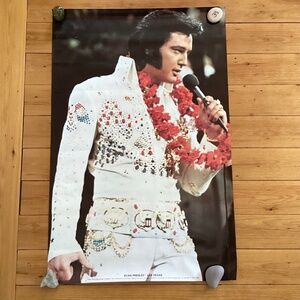 VINTAGE  1975 ELVIS PRESLEY poster from FOTOS INTERNATIONAL performing LAS VEGAS